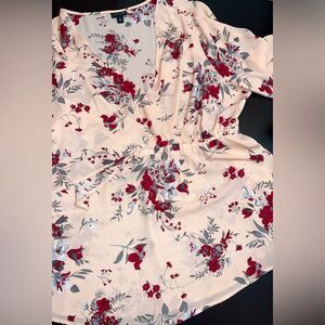 Torrid floral sheer V-Neck Blouse size 2 EUC feminine romantic